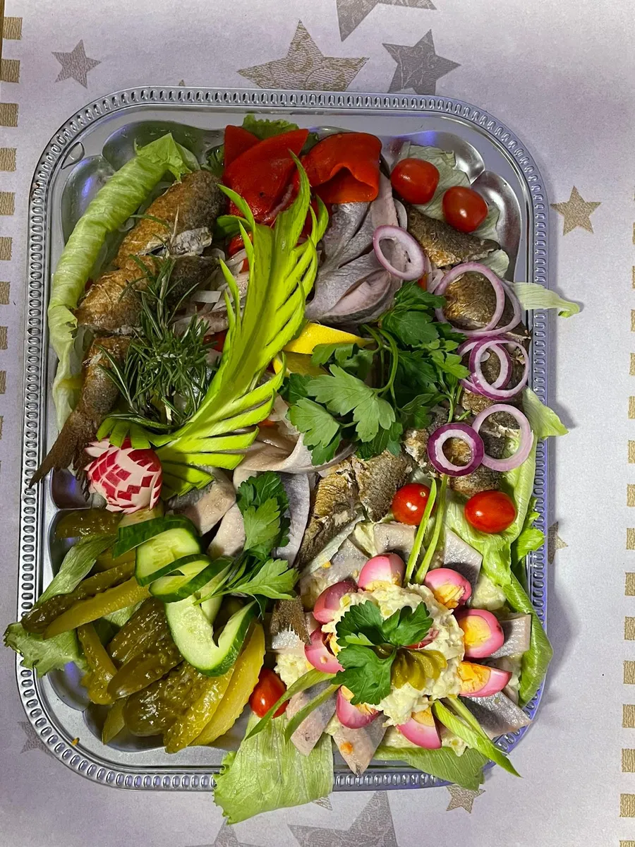 Fish platter with smoked fish, vegetables and onion rings